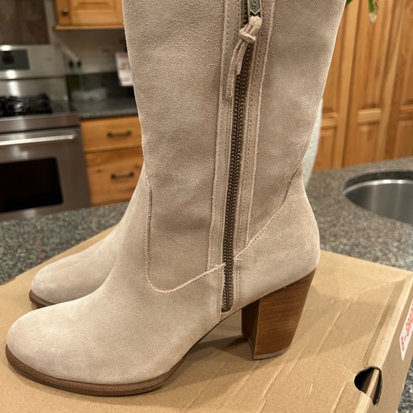 UGG LYNDA NATURAL BOOTS - Picture 4 of 10